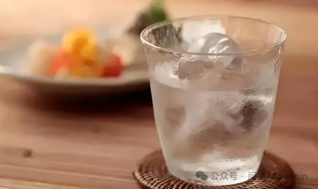 白酒冰镇饮用禁忌：为何不宜冷饮？