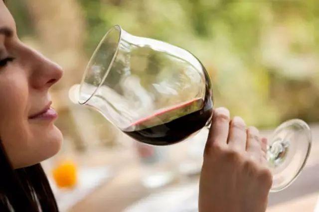 品酒新手必看：葡萄酒闻香识酒指南 