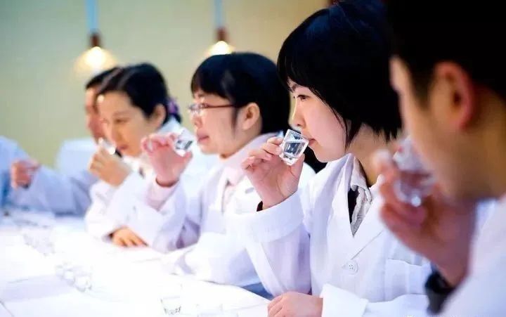 白酒品酒技巧：闻香识酒，轻松掌握！