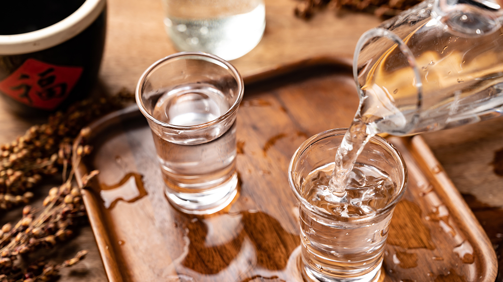 酒聚人气，财气自来——酒的社交与财富效应