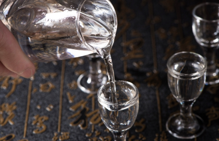 为何选择懂酒之人作为知己？品味人生，酒友更懂你