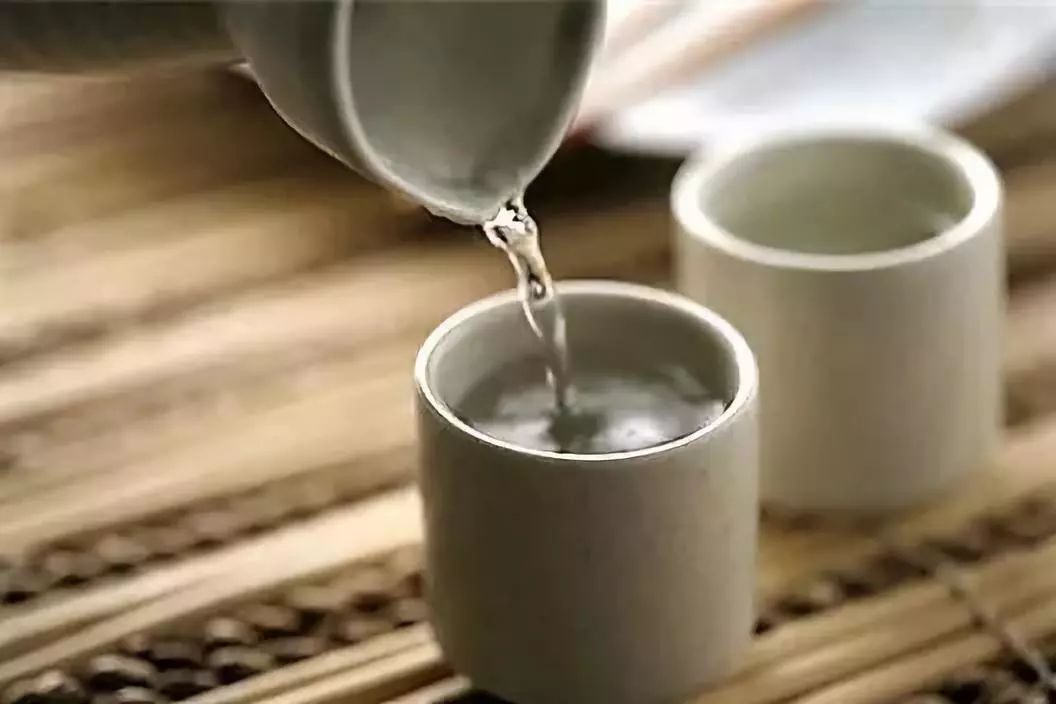 白酒半斤不倒，啤酒两瓶就醉？酒量背后的秘密