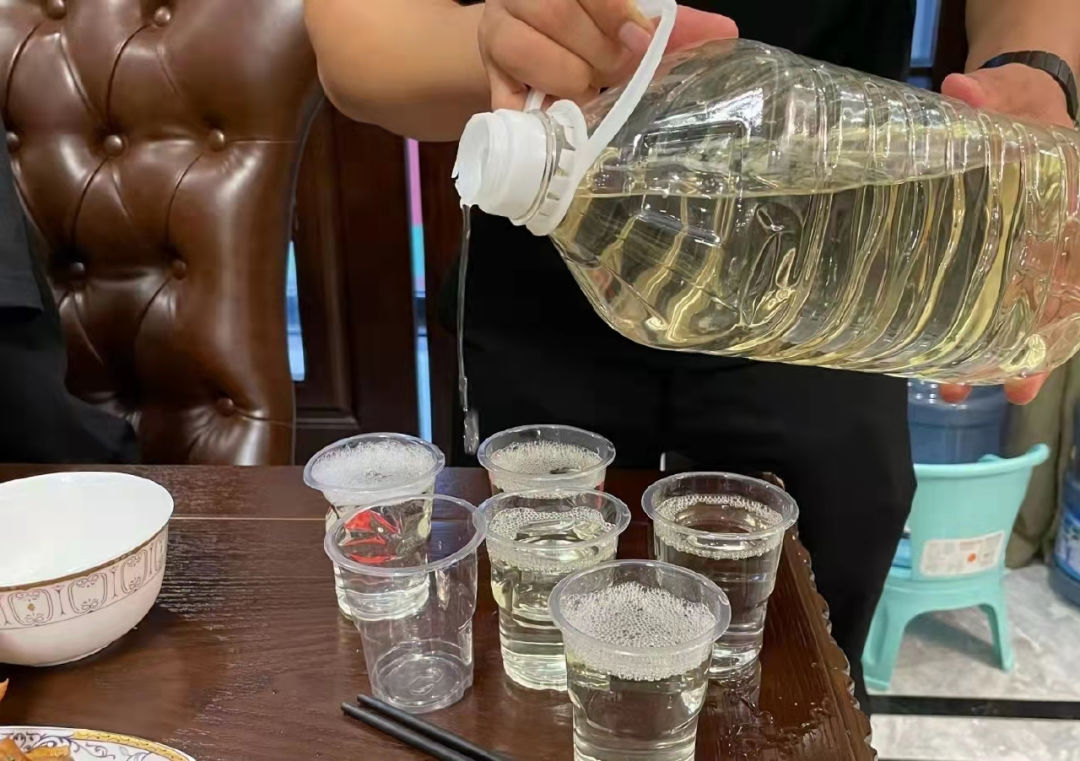 塑料容器是否适合存放白酒？解析与建议