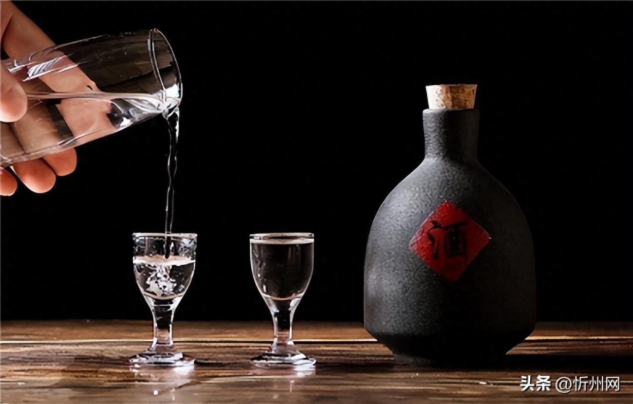 轻松辨别白酒优劣：5大技巧秒识酒精勾兑，新手也能上手！