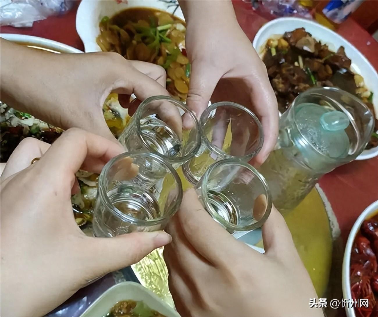 瓶上这“5数”现，慎购！疑为添加剂勾兑白酒