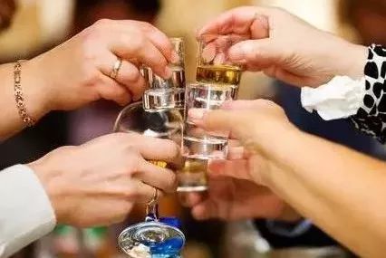 干杯与劝酒：酒桌上的文化与政治