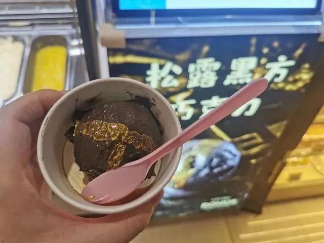 警报！ 网红金箔美食已暂停！ 吃东西是违法的…