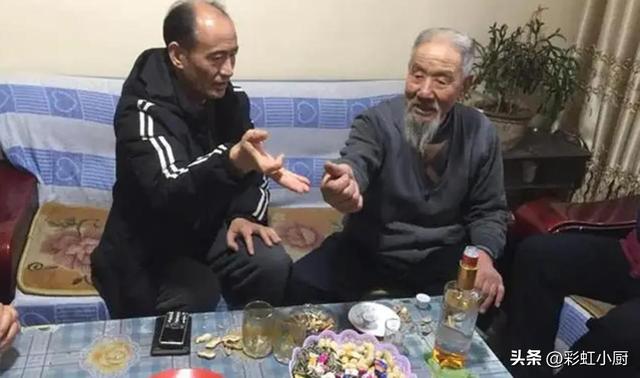年纪大了参加酒局，这3种“丢面子”行为要避免，小心别迟到 