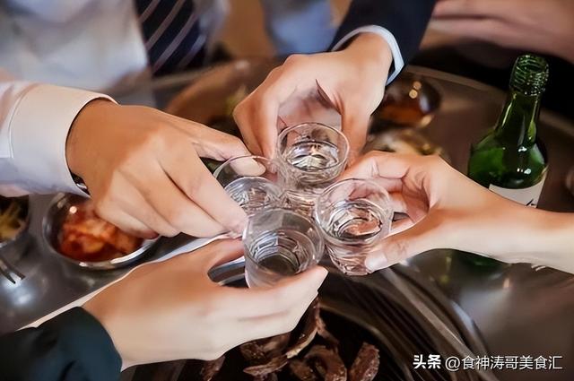 51 酒桌很多，千万不要在酒桌上用“祭祀手”！ 建议看懂，不然容易得罪人