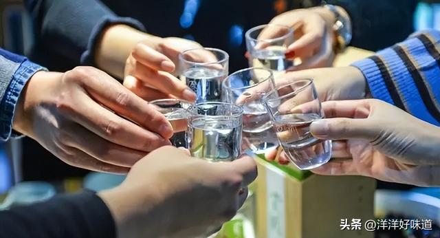 酒类游戏，为什么有人喜欢有人讨厌？ 这3点酒桌礼仪，早知早受益