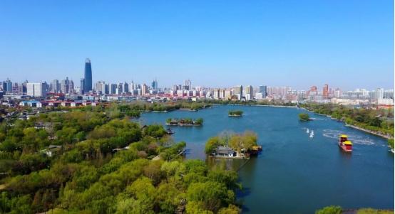 山东50岁小哥因分享“聚会酒”走红朋友圈。 酒友：你还知道怎么喝 