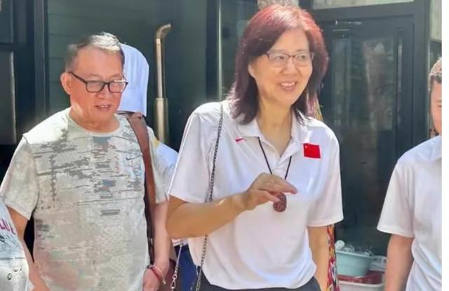 郎平和老公现身新疆，骑马逛夜市，喝马奶酒，吃手抓羊肉，其乐融融