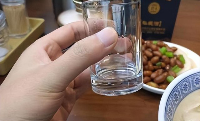 夏季饮酒有哪些注意事项呢，夏季饮酒有哪些注意事项和禁忌 