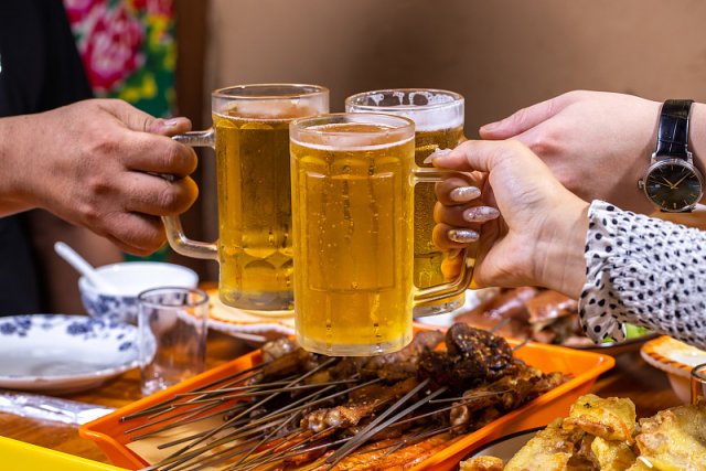 上火了能喝白酒或者啤酒吗，喝啤酒会不会上火 