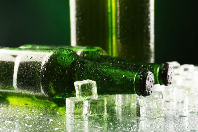 为什么啤酒打开要倒了一点 啤酒打开不喝会坏吗