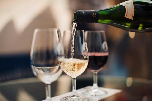 如何品鉴葡萄酒「如何品鉴葡萄酒步骤」 