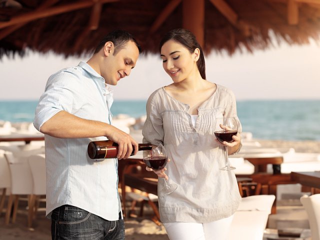 高脚杯品酒：不仅仅是视觉盛宴，更是一种味觉享受