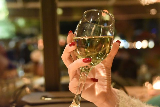 白葡萄酒和牛排搭配吗能喝吗 白葡萄酒和牛排搭配吗会中毒吗