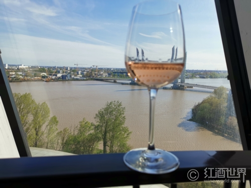 夏日炎炎似火烧，正是桃红酒欲上时