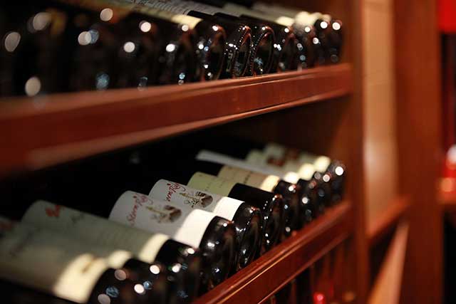 葡萄酒是否值得陈年？四个方法教会你 