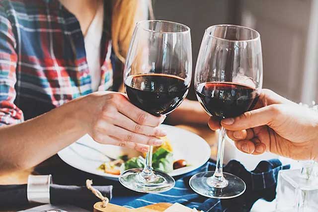 喝葡萄酒时该如何选择酒杯？ 