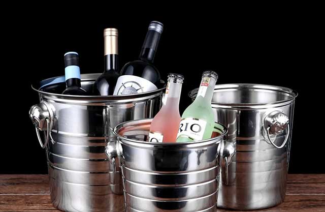 红酒能不能用不锈钢容器盛放？ 