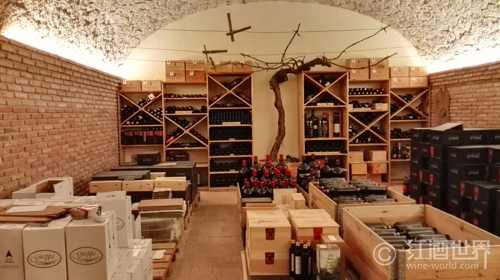 储藏红葡萄酒，水平放置还是垂直放置？ 