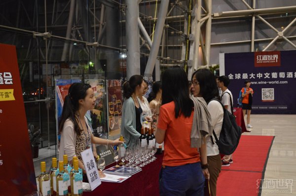 山里娃点燃鹏城 干露羊驼助阵文博 