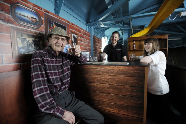 世界首家在起重机内的酒吧开放