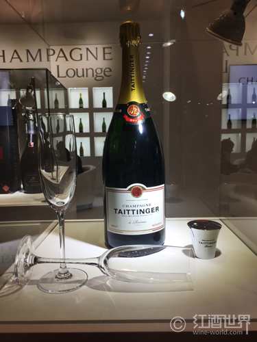 土豪酒店的私人订制服务： 无人机给你送香槟！