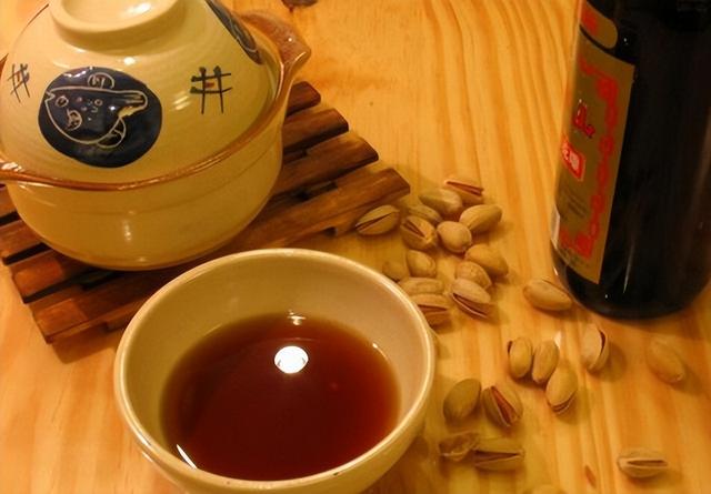 奇怪！  8条毒蛇泡酒22年，喝一杯就中毒！ 难道蛇泡酒不死吗？
