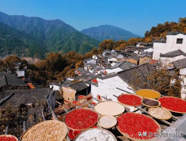 江西酒桌上出现“奇怪现象”，人人都夸四款特酒，却喝了另外三款酒 