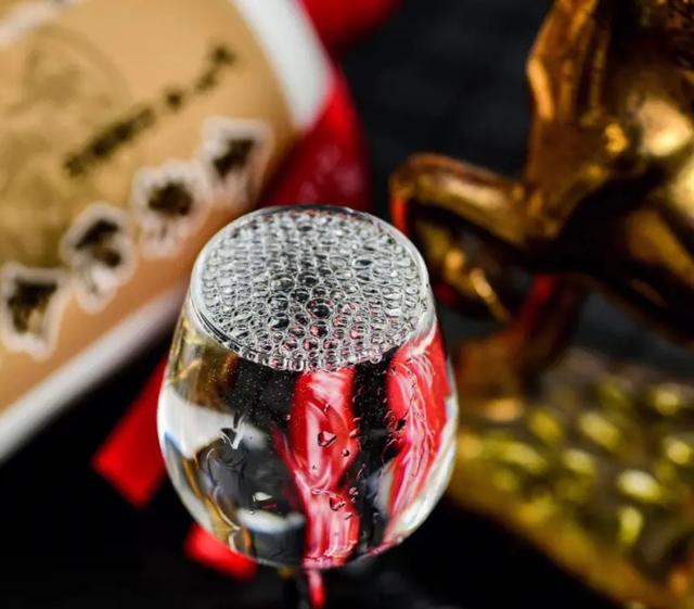 五粮液二代“自由度”，一瓶为什么能倒5度？ 专家：先了解再喝