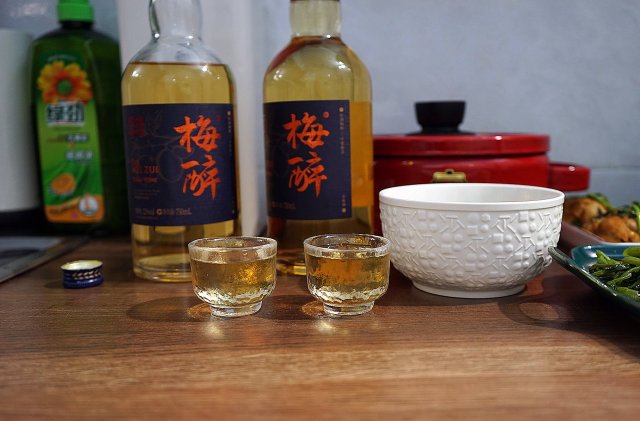 白酒和洋酒哪个度数高「白酒和洋酒哪个度数高些」