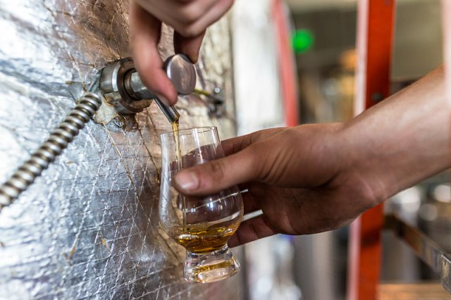 卖自主品牌洋酒违法吗？抖音直播卖洋酒是正品吗