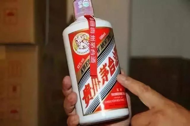 洋酒与白酒哪个好喝，酒桌上选洋酒还是白酒好