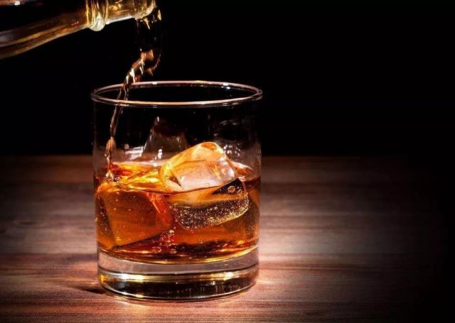 如何调酒鸡尾酒配方大全，黑方威士忌鸡尾酒调酒配方
