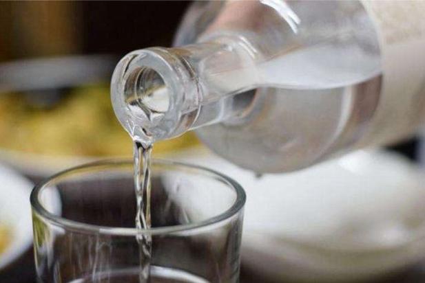 白酒掺水的危害是什么？二者混着喝更容易醉
