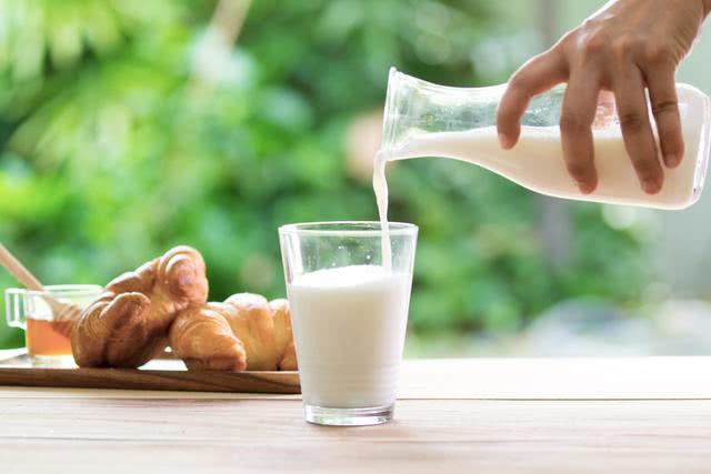 喝酒能喝牛奶吗？喝酒千万不能吃什么？