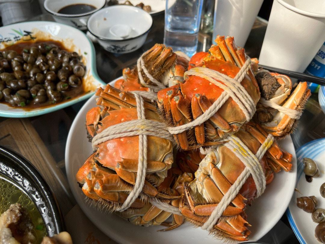 吃螃蟹时不宜喝啤酒！大闸蟹与什么酒最搭配