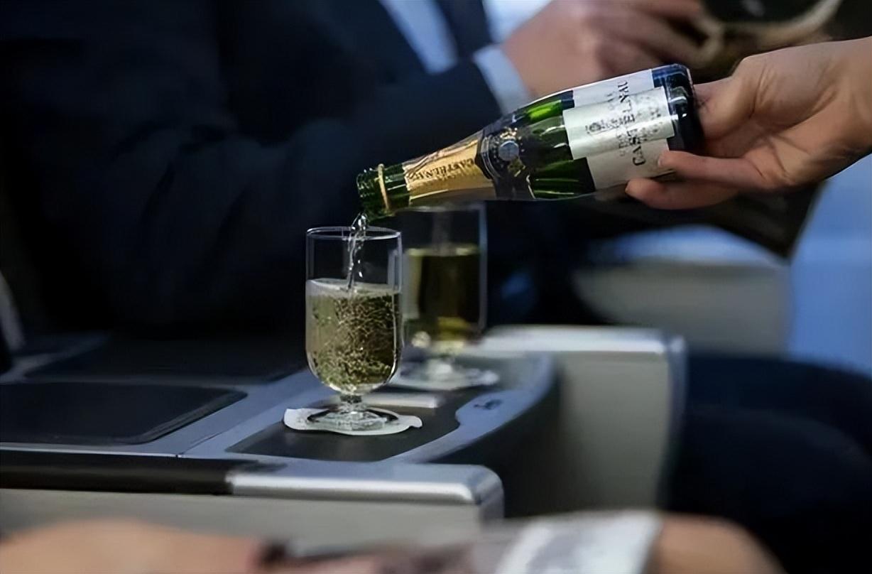 坐飞机也能点酒喝！各大航空公司的酒单对比