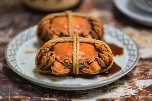 古越龙山花雕酒与蟹更配哦!