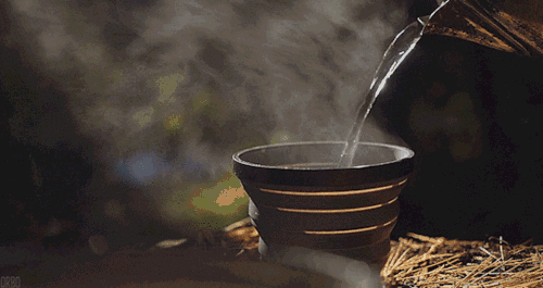 为什么倒茶要倒7分,倒酒要倒满杯