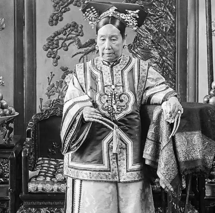 慈禧上朝之前：两个贴身宫女必须为她做的一件重要事