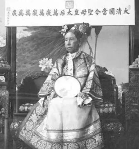 慈禧第一次坐汽车时曾预言清朝灭亡