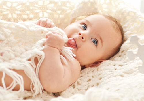 姓张中间子字男孩名字-:姓名打分