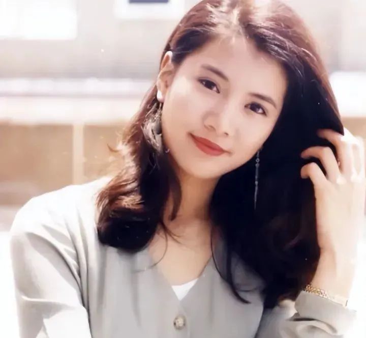 天生是富贵面相的三位女性明星