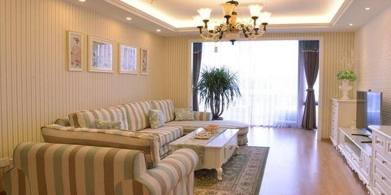 客厅沙发风水摆设_客厅家居摆设风水_客厅小沙发摆设图片