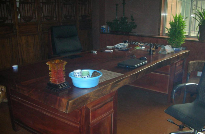 别不信!这种摆放办公桌风水惹祸又挡财?你中招了吗?