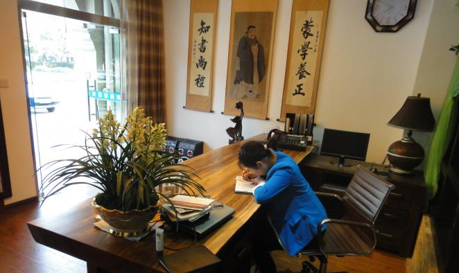 别不信!这种摆放办公桌风水惹祸又挡财?你中招了吗?